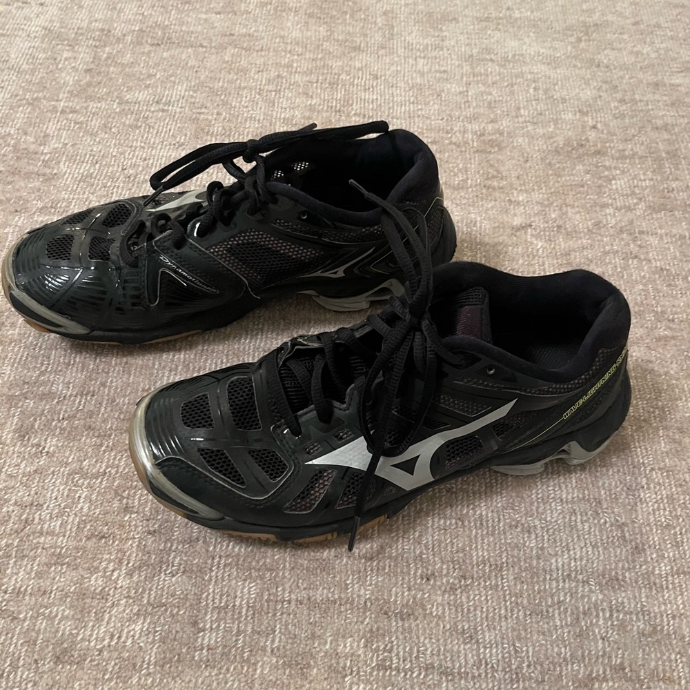 Mizuno women’s volleyball sneakers